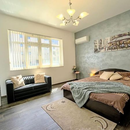 Cozy 2-Bedroom Flat In The Very Center Of София Экстерьер фото