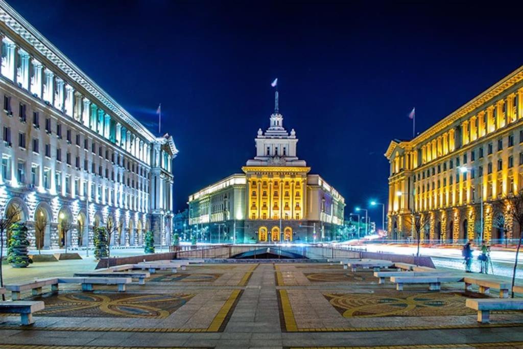 Cozy 2-Bedroom Flat In The Very Center Of София Экстерьер фото