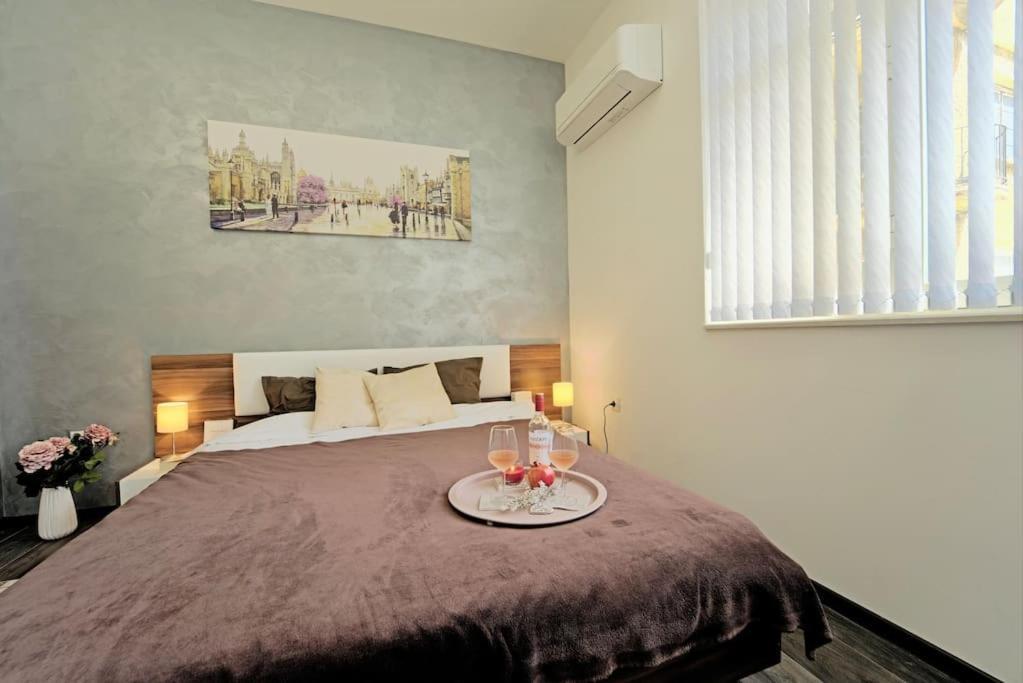 Cozy 2-Bedroom Flat In The Very Center Of София Экстерьер фото