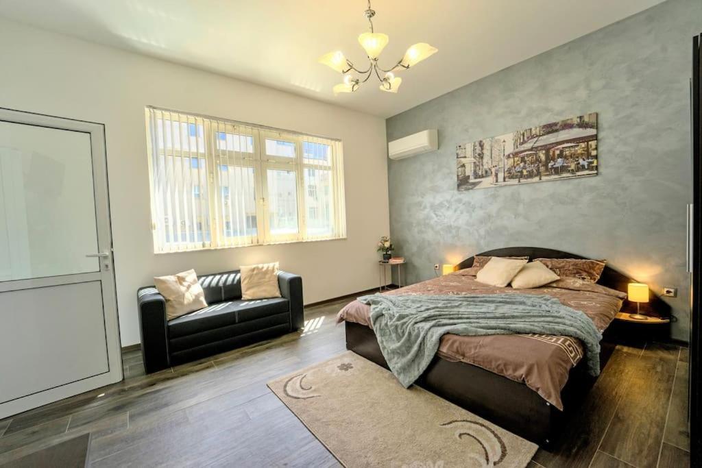 Cozy 2-Bedroom Flat In The Very Center Of София Экстерьер фото