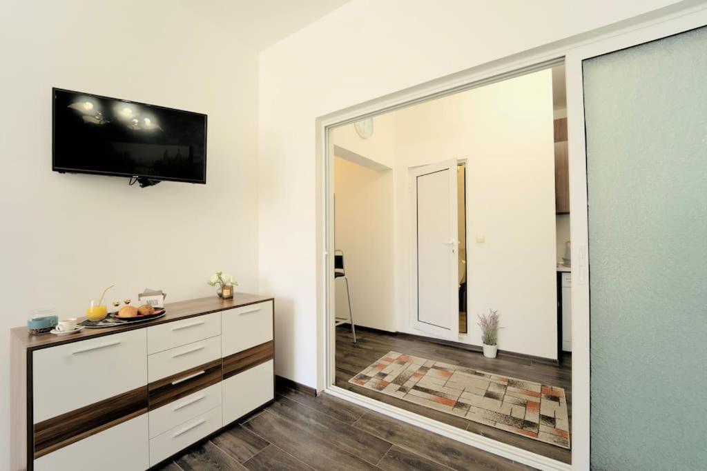 Cozy 2-Bedroom Flat In The Very Center Of София Экстерьер фото