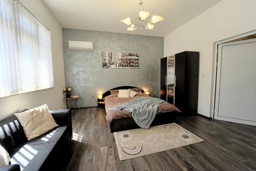 Cozy 2-Bedroom Flat In The Very Center Of София Экстерьер фото